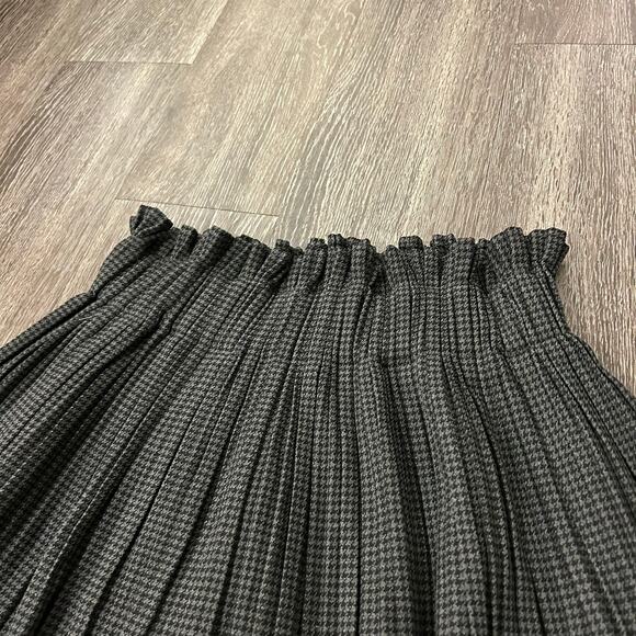 EUC Zara Pleated Houndstooth Mini Skirt Black Gray Ruffled Waist Size Small - Picture 4 of 16